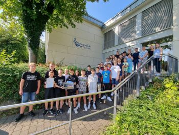 Schüler*innen nehmen Preis entgegen.